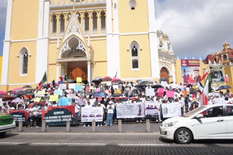Nuevamente trabajadores del Poder Judicial de la Federación se manifestaron en Plaza Lerdo sumándose al paro nacional que extendieron hasta el 29 de octubre como medida de protesta por la extinción de fideicomisos que aprobó el Senado de la República y serían afectados en los rubros de pensiones, vivienda, cobertura de salud y retiro.