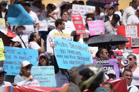 Nuevamente trabajadores del Poder Judicial de la Federación se manifestaron en Plaza Lerdo sumándose al paro nacional que extendieron hasta el 29 de octubre como medida de protesta por la extinción de fideicomisos que aprobó el Senado de la República y serían afectados en los rubros de pensiones, vivienda, cobertura de salud y retiro.