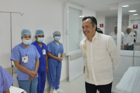 Por la mañana, el mandatario supervisó los trabajos de remodelación del área de tococirugía, la central de esterilización y el quirófano del Hospital de la Comunidad, una de las más de 150 unidades médicas intervenidas actualmente y en la que son invertidos 20 millones 440 mil pesos en beneficio de 22 mil 406 habitantes; totalmente renovado y con tecnología de punta.