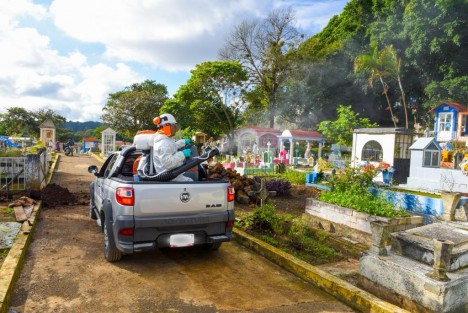 Para continuar con las estrategias de prevención de enfermedades como el dengue, personal de la Dirección de Salud realizó acciones de fumigación en el panteón Palo Verde, espacio que recibirá a miles de visitantes durante estas fechas de celebración por el Día de Muertos.
