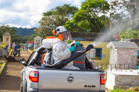 Para continuar con las estrategias de prevención de enfermedades como el dengue, personal de la Dirección de Salud realizó acciones de fumigación en el panteón Palo Verde, espacio que recibirá a miles de visitantes durante estas fechas de celebración por el Día de Muertos.