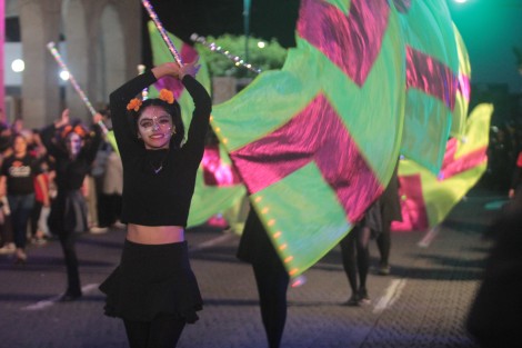 Lleno de colorido se llevó a cabo el Desfile de Día de Muertos organizado por Gobierno del Estado, con la participación de empleados estatales, asociaciones, y representantes de algunos municipios. 