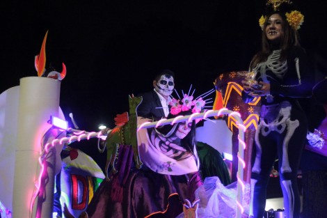 Lleno de colorido se llevó a cabo el Desfile de Día de Muertos organizado por Gobierno del Estado, con la participación de empleados estatales, asociaciones, y representantes de algunos municipios. 