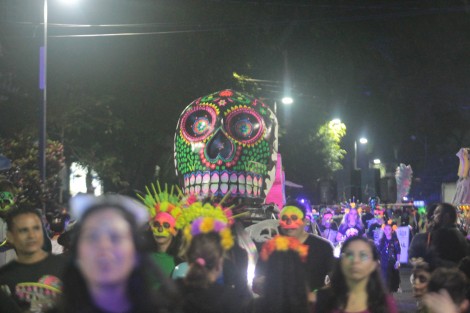 Lleno de colorido se llevó a cabo el Desfile de Día de Muertos organizado por Gobierno del Estado, con la participación de empleados estatales, asociaciones, y representantes de algunos municipios. 