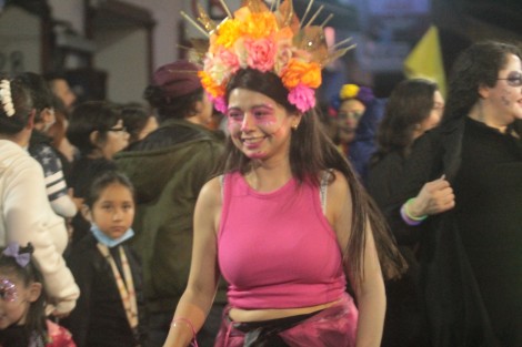 Algunos funcionarios y ex funcionarios participaron en el desfile de Día de Muertos.