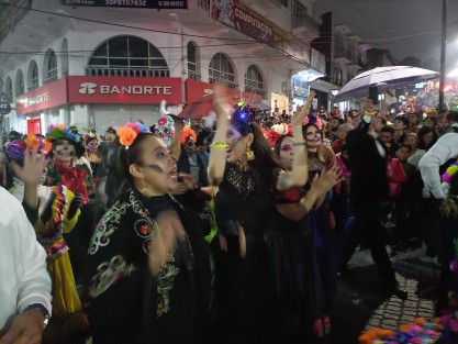 Algunos funcionarios y ex funcionarios participaron en el desfile de Día de Muertos.