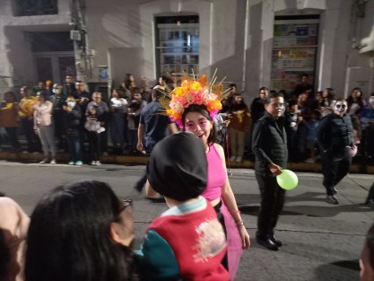 Algunos funcionarios y ex funcionarios participaron en el desfile de Día de Muertos.