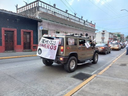 Al estilo del Frente anti AMLO, seguidores de Eric Cisneros recorrieron las calles de Xalapa en apoyo al originario de Otatitlán. Cabe señalar que no se notó presencia del sector de la tercera raíz. 