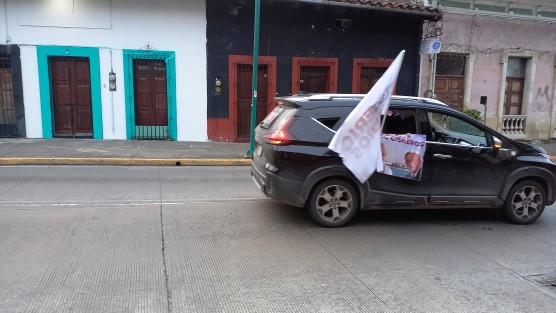 Al estilo del Frente anti AMLO, seguidores de Eric Cisneros recorrieron las calles de Xalapa en apoyo al originario de Otatitlán. Cabe señalar que no se notó presencia del sector de la tercera raíz. 