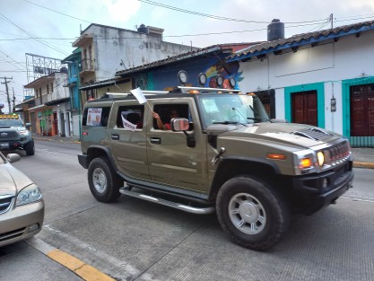 Al estilo del Frente anti AMLO, seguidores de Eric Cisneros recorrieron las calles de Xalapa en apoyo al originario de Otatitlán. Cabe señalar que no se notó presencia del sector de la tercera raíz. 