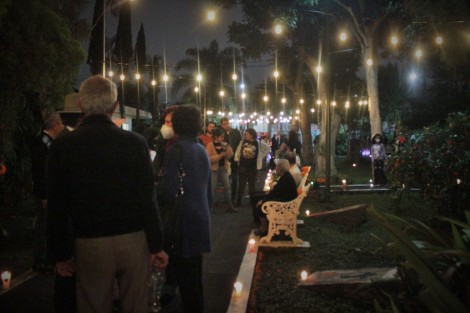 Adultos mayores que asisten a las actividades y talleres de la Quinta de las Rosas en  Xalapa, junto con sus familiares y visitantes en general, convivieron la tarde noche de este domingo, con motivo de los Días de Muertos.