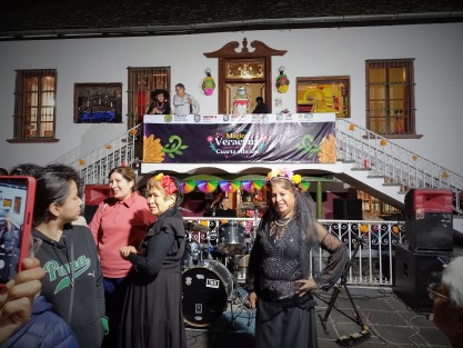 Adultos mayores que asisten a las actividades y talleres de la Quinta de las Rosas en  Xalapa, junto con sus familiares y visitantes en general, convivieron la tarde noche de este domingo, con motivo de los Días de Muertos.