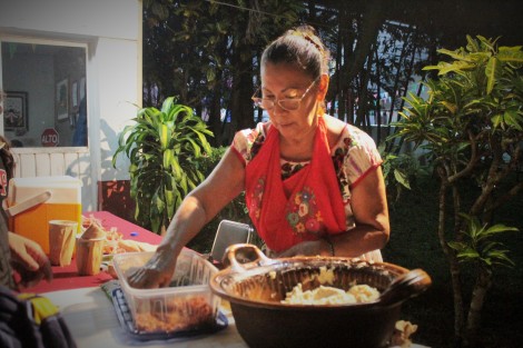 En la convivencia también hubo venta de alimentos y artesanías, y se contó con la presencia de las Mujeres de Humo, para que los asistentes disfrutaran de los tradicionales bocoles.