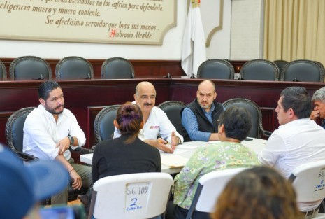 En la Sala de Cabildo, el Edil dio seguimiento a solicitudes de la sociedad relacionadas con obras de pavimentación, la construcción de guarniciones, banquetas, infraestructura hidráulica y drenaje sanitario, entre otras.