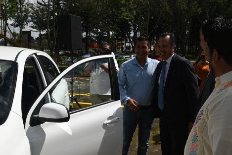 Este lunes se hizo entrega de los premios del sorteo de contribuyentes que cumplieron a tiempo con el pago de derechos vehiculares. El evento se realizó en la explanada de la Secretaría de Finanzas y Planeación.