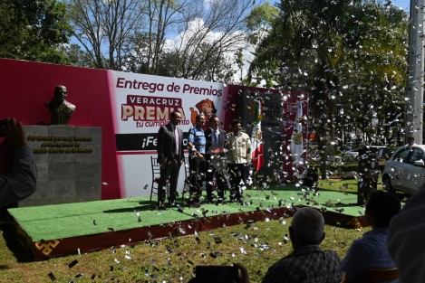 Este lunes se hizo entrega de los premios del sorteo de contribuyentes que cumplieron a tiempo con el pago de derechos vehiculares. El evento se realizó en la explanada de la Secretaría de Finanzas y Planeación.