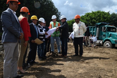  El gobernador Cuitláhuac García Jiménez supervisó las obras de lo que serán las nuevas oficinas de Ingresos de la Secretaría de Finanzas, las cuales albergarán a 600 empleados, y tendrá una inversión de más de 98 millones de pesos con recursos propios.