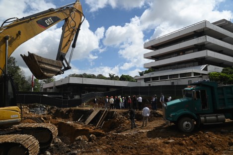  El gobernador Cuitláhuac García Jiménez supervisó las obras de lo que serán las nuevas oficinas de Ingresos de la Secretaría de Finanzas, las cuales albergarán a 600 empleados, y tendrá una inversión de más de 98 millones de pesos con recursos propios.