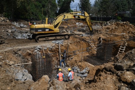  El gobernador Cuitláhuac García Jiménez supervisó las obras de lo que serán las nuevas oficinas de Ingresos de la Secretaría de Finanzas, las cuales albergarán a 600 empleados, y tendrá una inversión de más de 98 millones de pesos con recursos propios.