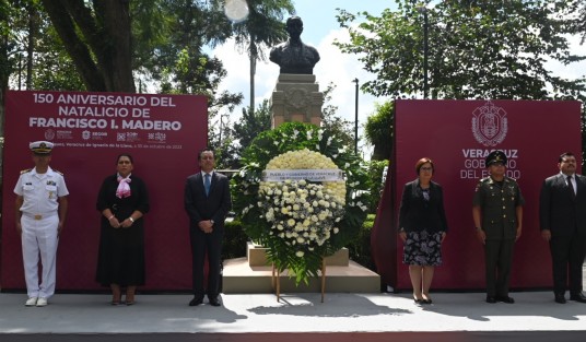 El gobernador Cuitláhuac García, acompañado de la presidenta del Poder Judicial, Lisbeth Jiménez y la del Poder Legislativo, Margarita Corro, encabezaron el evento por el 150 Aniversario del Natalicio de Francisco I. Madero. 