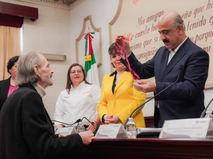 Este martes se llevó a cabo la entrega de la Medalla al Mérito Artístico Juan Herrera Vásquez, Juanote, que reconoce a los talentos artísticos que desempeñan una gran labor cultural en nuestra ciudad, al Maestro Francisco Alberto Beverido Duhalt, por su aportación a la cultura xalapeña en la disciplina de teatro.