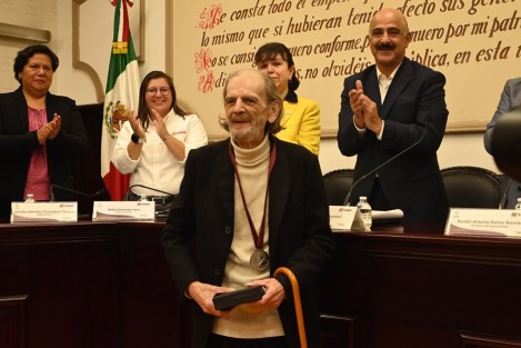 Este martes se llevó a cabo la entrega de la Medalla al Mérito Artístico Juan Herrera Vásquez, Juanote, que reconoce a los talentos artísticos que desempeñan una gran labor cultural en nuestra ciudad, al Maestro Francisco Alberto Beverido Duhalt, por su aportación a la cultura xalapeña en la disciplina de teatro.