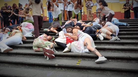 En calles del centro histórico de Xalapa, estudiantes de las Facultades de Danza, Teatro, Música y Artes Plásticas de la Universidad Veracruzana, realizaron la intervención urbana: Catrina Ambulante IX, por los colectivos de búsqueda y los defensores del ambiente y el territorio.