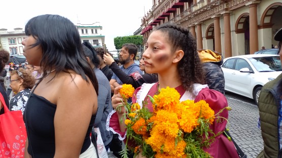 En calles del centro histórico de Xalapa, estudiantes de las Facultades de Danza, Teatro, Música y Artes Plásticas de la Universidad Veracruzana, realizaron la intervención urbana: Catrina Ambulante IX, por los colectivos de búsqueda y los defensores del ambiente y el territorio.