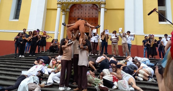 En calles del centro histórico de Xalapa, estudiantes de las Facultades de Danza, Teatro, Música y Artes Plásticas de la Universidad Veracruzana, realizaron la intervención urbana: Catrina Ambulante IX, por los colectivos de búsqueda y los defensores del ambiente y el territorio.