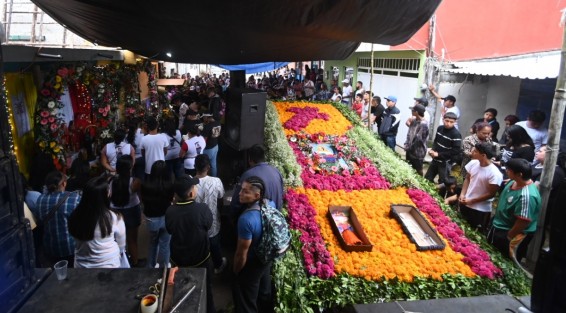 Habitantes de la región de Coatepec se dieron cita este 31 de octubre en la colonia Lázaro Cárdenas para realizar la ofrenda anual a la Santa Muerte. Creyentes de este culto realizan misa, hacen bailes y procesión por las calles llevando un arco hasta el panteón municipal.
