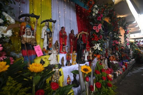 Habitantes de la región de Coatepec se dieron cita este 31 de octubre en la colonia Lázaro Cárdenas para realizar la ofrenda anual a la Santa Muerte. Creyentes de este culto realizan misa, hacen bailes y procesión por las calles llevando un arco hasta el panteón municipal.