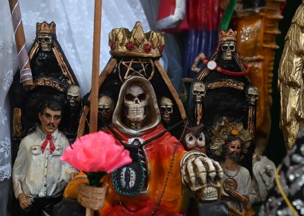 Habitantes de la región de Coatepec se dieron cita este 31 de octubre en la colonia Lázaro Cárdenas para realizar la ofrenda anual a la Santa Muerte. Creyentes de este culto realizan misa, hacen bailes y procesión por las calles llevando un arco hasta el panteón municipal.