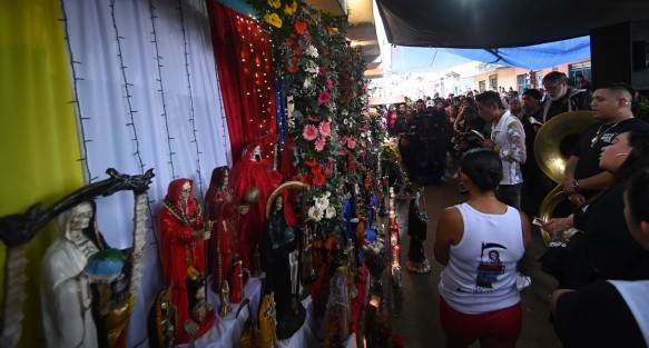 Habitantes de la región de Coatepec se dieron cita este 31 de octubre en la colonia Lázaro Cárdenas para realizar la ofrenda anual a la Santa Muerte. Creyentes de este culto realizan misa, hacen bailes y procesión por las calles llevando un arco hasta el panteón municipal.