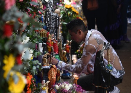 Habitantes de la región de Coatepec se dieron cita este 31 de octubre en la colonia Lázaro Cárdenas para realizar la ofrenda anual a la Santa Muerte. Creyentes de este culto realizan misa, hacen bailes y procesión por las calles llevando un arco hasta el panteón municipal.