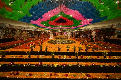 Esta noche de martes, con la presencia de autoridades estatales y representantes de la organización Guinness World Records, fue declarado y abierto al público El Altar de Muertos Más Grande del Mundo en las instalaciones del Velódromo de Xalapa. Como invitados especiales, el ex secretario de Educación, Zenyazen Escobar; y el ex diputado local Atanasio García Durán.