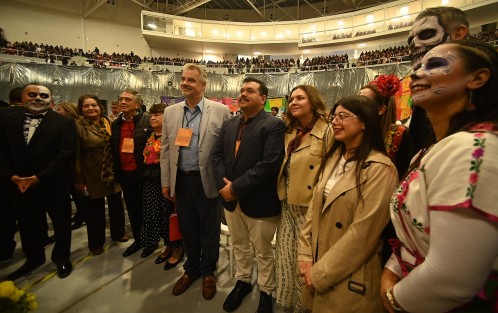 Esta noche de martes, con la presencia de autoridades estatales y representantes de la organización Guinness World Records, fue declarado y abierto al público El Altar de Muertos Más Grande del Mundo en las instalaciones del Velódromo de Xalapa. Como invitados especiales, el ex secretario de Educación, Zenyazen Escobar; y el ex diputado local Atanasio García Durán.
