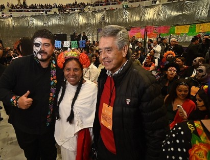 Esta noche de martes, con la presencia de autoridades estatales y representantes de la organización Guinness World Records, fue declarado y abierto al público El Altar de Muertos Más Grande del Mundo en las instalaciones del Velódromo de Xalapa. Como invitados especiales, el ex secretario de Educación, Zenyazen Escobar; y el ex diputado local Atanasio García Durán.