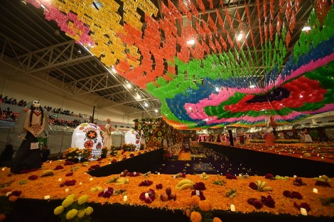  Avalado por Guinness World Records, el Altar del Día de Muertos más grande del mundo fue inaugurado esta noche en el Velódromo Internacional de Xalapa; consta de mil 567.64 metros cuadrados y contiene los principales elementos de la tradición indígena: agua, sal, copal y flor de cempasúchil.