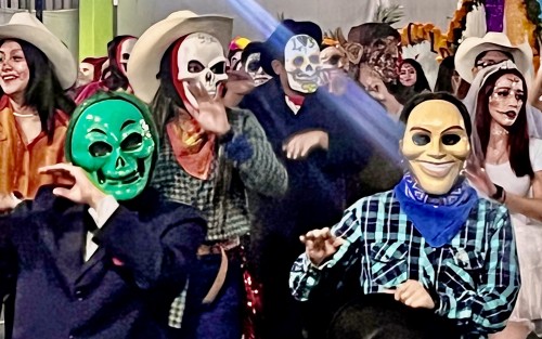  Como todos los años, alumnos, catedráticos y directivos de la Escuela Normal Carlos A. Carrillo, y Bachillerato Albert Einstein, Modalidad Mixta Veracruz, celebraron el Xantolo 2023,con altares, catrinas y huapangos, rescatando así nuestras tradiciones del Dia de Muertos.  