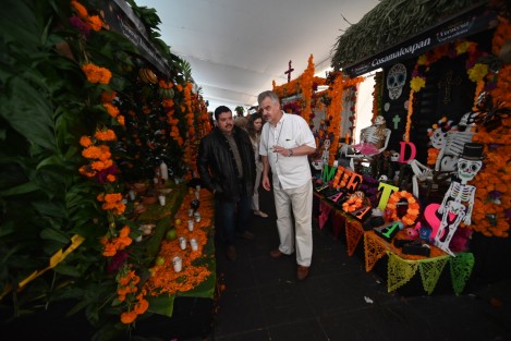 El embajador de Rusia en México, Nikolay Sofinskiy, recorrió  los altares del parque Juárez. Durante su visita en la capital del estado de Veracruz también estará en el Museo de Antropología.