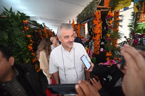 El embajador de Rusia en México, Nikolay Sofinskiy, recorrió  los altares del parque Juárez. Durante su visita en la capital del estado de Veracruz también estará en el Museo de Antropología.