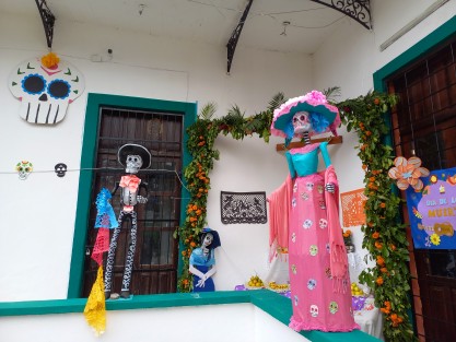 Este 2 de Noviembre, xalapeños visitaron las tumbas de sus difuntos en los panteones de la capital. Como ya es usual en todos lados, los altares y catrinas, presentes. 