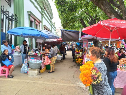 Este año la venta de flores se extendió con más puestos a la entrada del panteón Palo Verde, y por el contrario, la venta de alimentos preparados brilló por su ausencia, quizá por falta de permisos. 