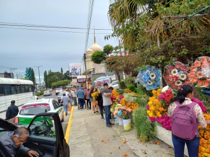 Este año la venta de flores se extendió con más puestos a la entrada del panteón Palo Verde, y por el contrario, la venta de alimentos preparados brilló por su ausencia, quizá por falta de permisos. 