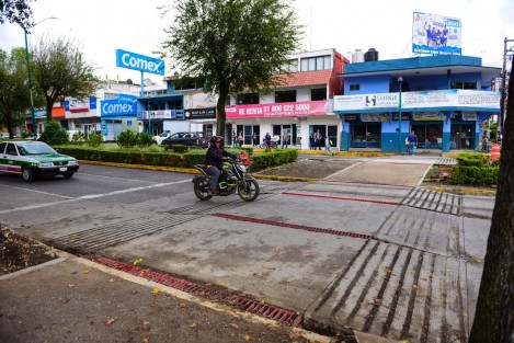 El Ayuntamiento ya construyó dos pasos a nivel y ahora se retirará el puente peatonal para garantizar que la ciudadanía tenga el derecho de paso a su nivel, sin necesidad de usar puentes que muchas veces no son una opción de movilidad para personas con discapacidad o que por motivos de salud no pueden subir y bajar escalones.