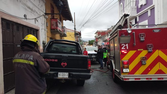 Movilización de bomberos, policía del Estado y Cruz Roja así como del Grupo Panteras para atender  en la céntrica calle de la capital, Úrsulo Galván, el incendio de una camioneta Dodge negra con placas de circulación XK-0283-A, (parte de la batería), que conducía el señor Pedro López Ronzón de 56 años, hipertenso, Cruz Roja le dio atención médica.