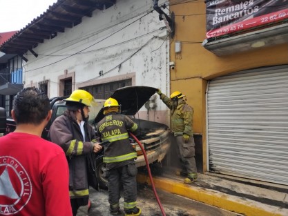 Movilización de bomberos, policía del Estado y Cruz Roja así como del Grupo Panteras para atender  en la céntrica calle de la capital, Úrsulo Galván, el incendio de una camioneta Dodge negra con placas de circulación XK-0283-A, (parte de la batería), que conducía el señor Pedro López Ronzón de 56 años, hipertenso, Cruz Roja le dio atención médica.