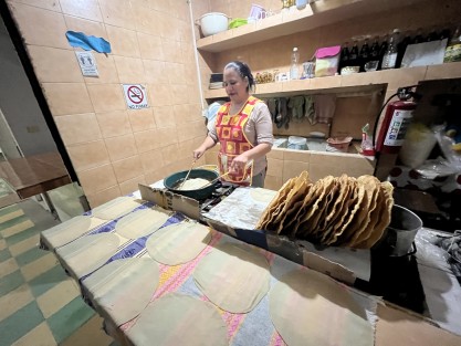 Además de las extravagantes variaciones que se hacen actualmente de los platillos típicos de Días de Muertos, están los tradicionales, como los buñuelos, mismos que se encuentran en mercados como el de La Rotonda. 