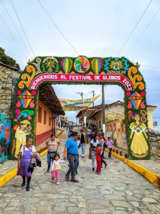 En Zozocolco de Hidalgo,  Ver., se lleva a cabo el Festival Internacional de Globos de Papel. Autoridades municipales esperan una gran derrama económica. 