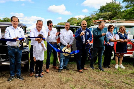 En las instalaciones de la Universidad Anáhuac Veracruz Campus Xalapa, se lleva a cabo la  la 13a. Exposición de Autos Antiguos, a beneficio de Cáritas de Xalapa, A.C.. Como invitado especial a inaugurar estuvo el alcalde Ricardo Ahued Bardahuil. 